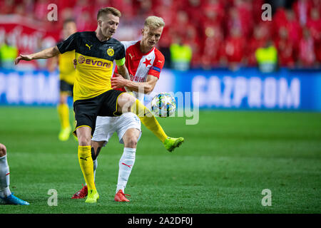 In Prag in der Tschechischen Republik. 02 Okt, 2019. Fussball: Champions League, Slavia Prag - Borussia Dortmund, Gruppenphase, Gruppe F, 2. Spieltag an Sinobo Stadion. Dortmunder Marco Reus (l) und Prager Jaroslav Zeleny kämpfen um den Ball. Credit: Guido Kirchner/dpa/Alamy leben Nachrichten Stockfoto