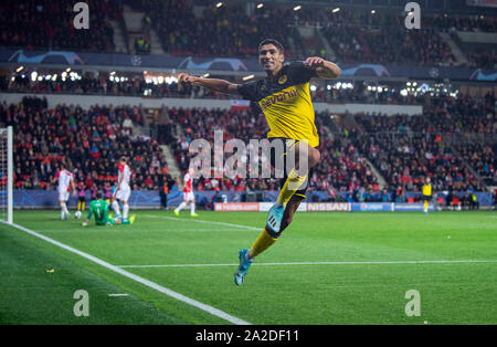 In Prag in der Tschechischen Republik. 02 Okt, 2019. Fussball: Champions League, Slavia Prag - Borussia Dortmund, Gruppenphase, Gruppe F, 2. Spieltag an Sinobo Stadion. Dortmunder Achraf Hakimi springt in die Luft bei 0:2 Wie er feiert sein Ziel. Credit: Guido Kirchner/dpa/Alamy leben Nachrichten Stockfoto