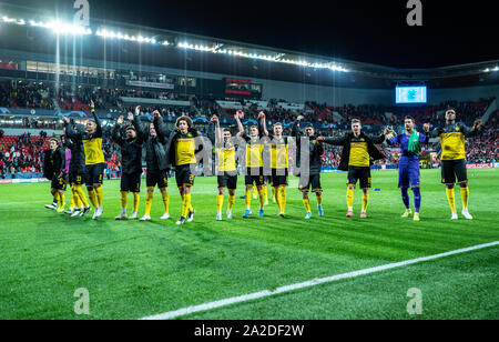 In Prag in der Tschechischen Republik. 02 Okt, 2019. Fussball: Champions League, Slavia Prag - Borussia Dortmund, Gruppenphase, Gruppe F, 2. Spieltag an Sinobo Stadion. Nach dem Match, die Dortmunder Spieler feiern den Sieg vor den Fans. Credit: Guido Kirchner/dpa/Alamy leben Nachrichten Stockfoto