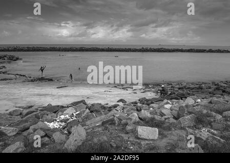 Menschen bei Milagres Strand in der Stadt Olinda, Pernambuco, Brasilien Stockfoto