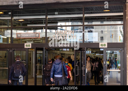 Pendler betreten Union Station am Eingang zu GEHEN Bahnsteigen. Stockfoto