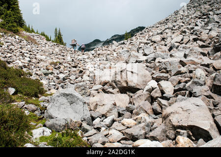 Ein Mann Wanderungen entlang einer Spur für ein Wochenende in die Berge. Stockfoto