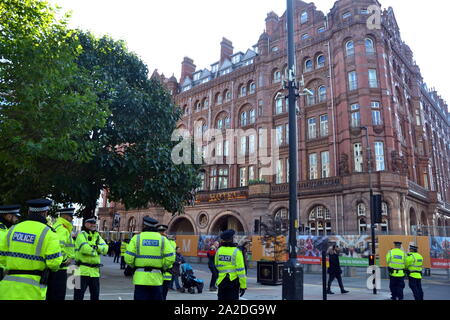 Polizisten außerhalb des Midland Hotel und dem Parteitag der Konservativen in Manchester, UK, am letzten Tag Stockfoto