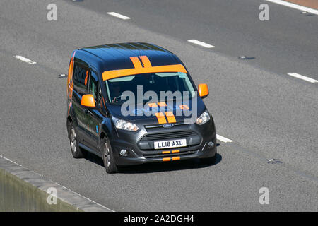 2018 grau Ford Transit Connect 200 begrenzt; Großbritannien Verkehr, Transport, moderne, Limousinen, Süd - auf die 3 spurige Autobahn M6 Autobahn gebunden. Stockfoto