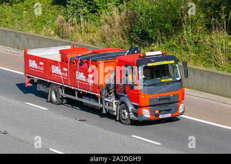 Biffa Schwerlasttransporter, Abfalltransporte, Müllwagen, Mülltonnen, LKW-Transport, LKW-Ladung, Volvo Fahrzeug, Lieferung, Transportindustrie, Lieferkettenfracht auf der M6 in Lancaster, Großbritannien Stockfoto