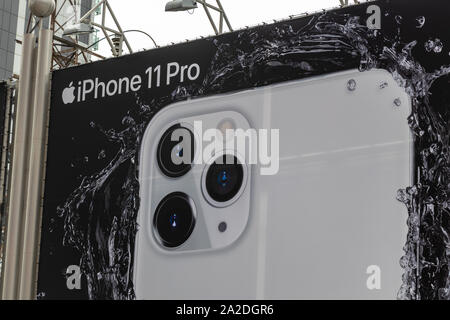 IPhone 11 Pro (Silber) Werbung Plakatwand in der Innenstadt von Toronto. Stockfoto