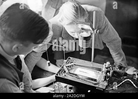 Flugschüler lernen Theorie mit einem Overhead-projektor, Deutschland 1930er Jahre. Pilot Auszubildende lernen Flug Theorie mit einem Vortrag von einem Overheadprojektor, Deutschland 1930. Stockfoto