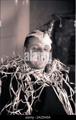 Mainzer Karneval der Prinz der Fastnacht in Mainz, Martin Ohaus im Jahre 1938 bei einem Glas Sekt in einem Abendempfang, zum hundertjährigen Jubiläum des Mainzer Carneval Verein (MCV) Stockfoto