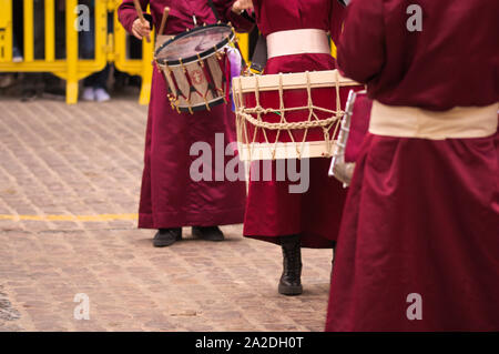 Menschen die Teilnahme an einem typischen tamborrada am Karfreitag in der Spanischen Karwoche Stockfoto