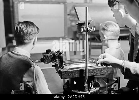Flugschüler lernen Theorie mit einem Overhead-projektor, Deutschland 1930er Jahre. Pilot Auszubildende lernen Flug Theorie mit einem Vortrag von einem Overheadprojektor, Deutschland 1930. Stockfoto
