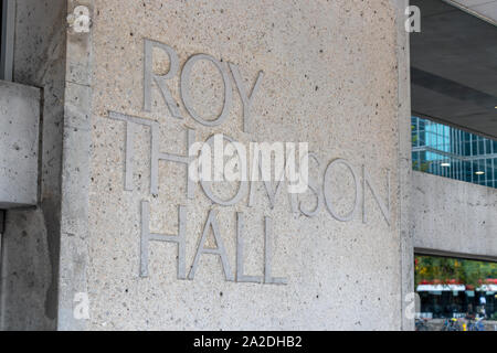 Roy Thomson Hall Text Logo auf der Seite des berühmten Konzertsaals. Stockfoto