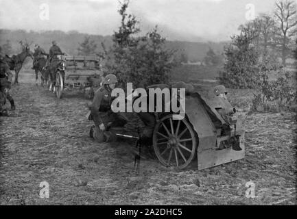 Soldaten des Infanterieregiments 9 üben in einem Truppenübungsplatz mit 7,5 cm Infanteriegeschütz 18 leichten, Deutschland 1930er Jahre. Infanterie Soldaten auf einem truppenübungsplatz Trainieren mit einem infanterieunterstützung Gewehr, Deutschland 1930. Stockfoto