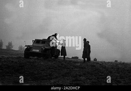 Offizier auf dem Truppenübungsplatz eine Komposition des Typen Panzerspähwagen Sd.Kfz.221, Deutschland 1930er Jahre. Ein Offizier in einem miltary Training Boden mit einer gepanzerten Scout Car, Deutschland 1930. Stockfoto