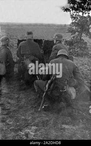 Soldaten des Infanterieregiments 9 üben in einem Truppenübungsplatz mit 7,5 cm Infanteriegeschütz 18 leichten, Deutschland 1930er Jahre. Infanterie Soldaten auf einem truppenübungsplatz Trainieren mit einem infanterieunterstützung Gewehr, Deutschland 1930. Stockfoto