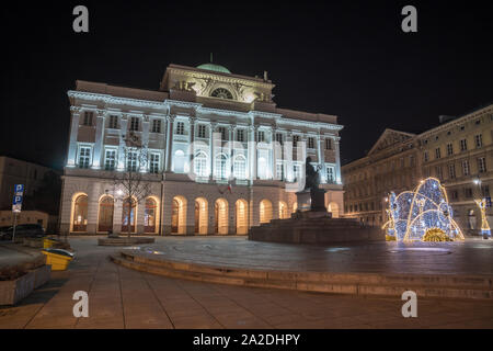 Nicolaus Copernicus Denkmal vor dem staszic Palace auf Krakowskie Przedmiescie in Warschau in der naght. Polen. Stockfoto