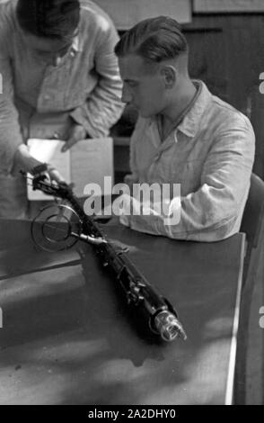 Rekrut der Flieger Ausbildungsstelle Schönwalde mit einem Bordmaschinengewehr, Deutschland 1930er Jahre. Rekruten mit einem Flugzeug Waffe, Deutschland 1930. Stockfoto