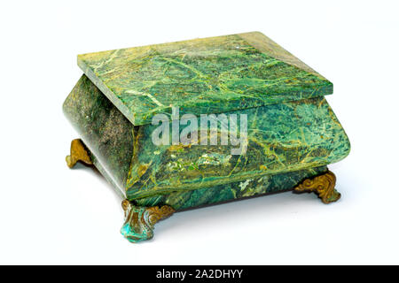 Stein Box aus Malachit auf einem weißen Hintergrund. Stockfoto