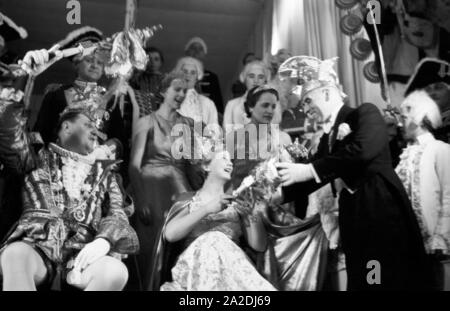 Die Proklamation des Prinzenpaares der Fastnacht in Mainz, Martin Ohaus und Hildegard Kühne im Jahre 1938 zum hundertjährigen Jubiläum des Mainzer Carneval Verein (MCV). Verkündigung der Hoheiten des Karnevals in Mainz 1938, anlässlich des 100. Jahrestages der führenden lokalen Karnevalsverein. Stockfoto