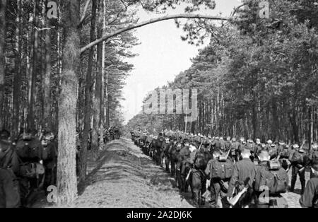 Staffel der Rekruten der Flieger Ausbildungsstelle Schönwalde im Marsch, Deutschland 1930er Jahre. Squadron der Rekruten marschieren, Deutschland 1930. Stockfoto