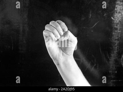 Der Buchstabe E in der Fingersprache. Buchstabe E in Finger Alphabet. Stockfoto