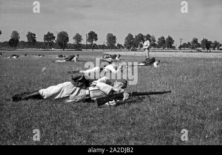 Rekrut der Flieger Ausbildungsstelle Schönwalde bei einer Geländeübung, Deutschland 1930er Jahre. Rekruten auf ein Feld übung, Deutschland 1930. Stockfoto