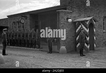 Rekruten der Flieger Ausbildungsstelle Schönwalde sind angetreten, Deutschland 1930er Jahre. Rekruten gebildet, Deutschland 1930. Stockfoto