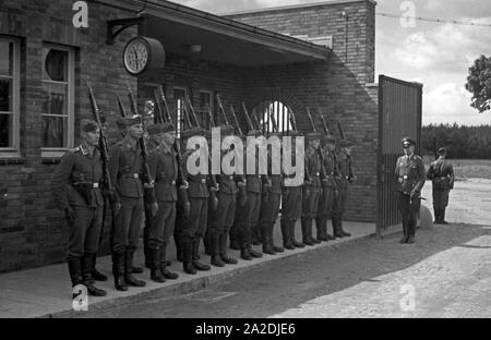 Rekruten der Flieger Ausbildungsstelle Schönwalde sind angetreten, Deutschland 1930er Jahre. Rekruten gebildet, Deutschland 1930. Stockfoto