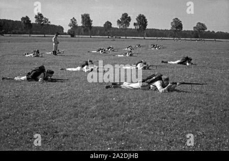 Rekrut der Flieger Ausbildungsstelle Schönwalde bei einer Geländeübung, Deutschland 1930er Jahre. Rekruten auf ein Feld übung, Deutschland 1930. Stockfoto