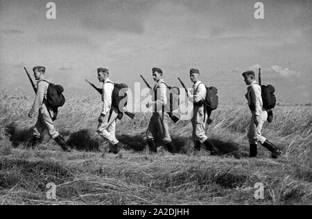 Rekrut der Flieger Ausbildungsstelle Schönwalde bei einer Geländeübung, Deutschland 1930er Jahre. Rekruten auf ein Feld übung, Deutschland 1930. Stockfoto