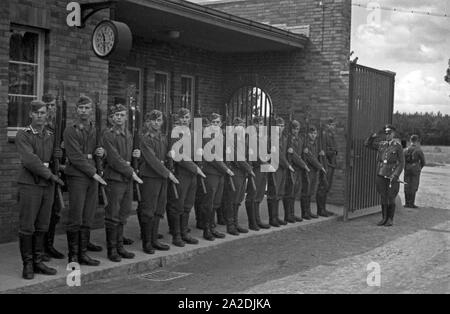 Rekruten der Flieger Ausbildungsstelle Schönwalde präsentieren das Gewehr, Deutschland 1930er Jahre. Rekruten formierte sich und präsentiert das Gewehr, Deutschland 1930. Stockfoto