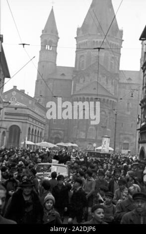 Das Prinzenpaar der Fastnacht in Mainz, Martin Ohaus und Hildegard Kühne im Jahre 1938 bei einer Fahrt durch die Stadt vor dem Ostchor des Hohen Domes, zum hundertjährigen Jubiläum des Mainzer Carneval Verein (MCV). Die hoheiten des Karnevals in Mainz 1938, anlässlich des 100. Jahrestages der führenden lokalen Karnevalsverein, auf den Weg durch die Stadt, in der Nähe der Ostchor des Doms. Stockfoto