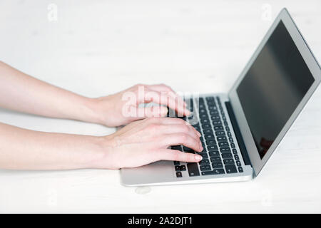 Frauenhand auf einer Laptoptastatur tippen Stockfoto