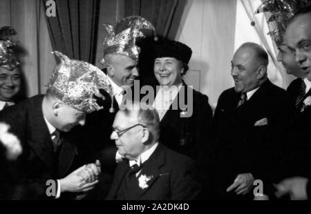 Offizielle und Granden der Mainze Fastnacht feiern die Kampagne 1938. Beamten und Präsidenten feiern Karneval 1938 bei der Stadt Mainz. Stockfoto