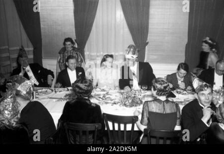 Offizielle und Granden der Mainzer Fastnacht feiern die Kampagne 1938. Beamten und Präsidenten feiern Karneval 1938 bei der Stadt Mainz. Stockfoto