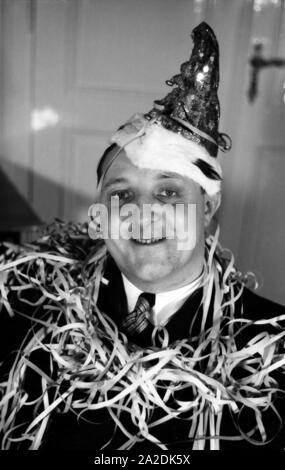 Der Prinz der Fastnacht in Mainz, Martin Ohaus im Jahre 1938 bei einem Glas Sekt in einem Abendempfang, zum hundertjährigen Jubiläum des Mainzer Carneval Verein (MCV). Der Prinz von Karneval in Mainz 1938, anlässlich des 100. Jahrestages der führenden lokalen Karnevalsverein. Stockfoto