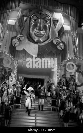 Der stadtmarschall und sein Adjutant beim Einmarsch in die Narrhalla, Mainz 1938. Karneval Stadt Marshall marschieren in die Mainz main Event Hall, 1938. Stockfoto