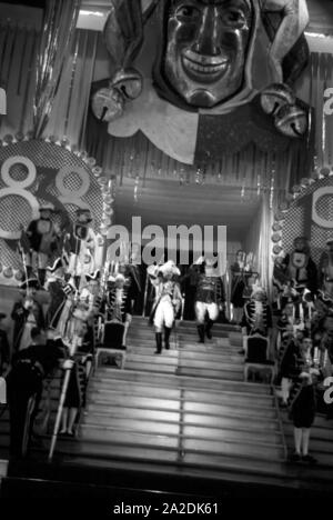 Der stadtmarschall und sein Adjutant beim Einmarsch in die Narrhalla, Mainz 1938. Karneval Stadt Marshall marschieren in die Mainz main Event Hall, 1938. Stockfoto