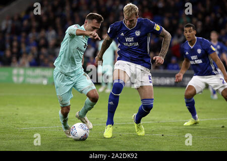 Cardiff, Großbritannien. 02 Okt, 2019. Josh Scowen von Queens Park Rangers nimmt auf Aden Flint von Cardiff City während der efl Sky Bet Championship Match zwischen Cardiff City und Queens Park Rangers an der Cardiff City Stadium, Cardiff, Wales am 2. Oktober 2019. Foto von Dave Peters. Nur die redaktionelle Nutzung, eine Lizenz für die gewerbliche Nutzung erforderlich. Keine Verwendung in Wetten, Spiele oder einer einzelnen Verein/Liga/player Publikationen. Credit: UK Sport Pics Ltd/Alamy leben Nachrichten Stockfoto