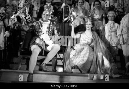 Das Prinzenpaar der Mainzer Fastnacht 1938, Martin Ohaus und Hildegard Kühne, anläßlich des 100. Jubiläums des MCV. Der Prinz und die Prinzessin von Karneval in Mainz, 1938. Stockfoto