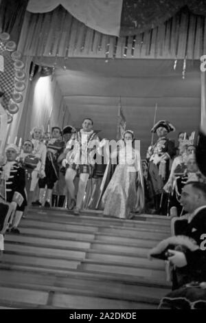 Das designierte, noch ungekrönte Prinzenpaar der Mainzer Fastnacht 1938, Martin Ohaus und Hildegard Kühne, anläßlich des 100. Jubiläums des MCV. Die ausgewiesenen, noch Ungekrönte, Prinz und Prinzessin von Karneval in Mainz, 1938. Stockfoto