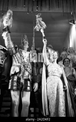 Das Prinzenpaar der Fastnacht in Mainz, Martin Ohaus und Hildegard Kühne im Jahre 1938 zum hundertjährigen Jubiläum des Mainzer Carneval Verein (MCV). Die hoheiten des Karnevals in Mainz 1938, anlässlich des 100. Jahrestages der führenden lokalen Karnevalsverein. Stockfoto