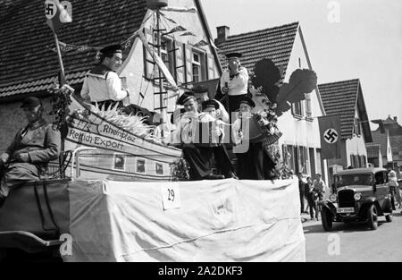 Pferdefuhrwerke im Festzug zum Rettichfest in Schifferstadt, Deutschland, 1930er Jahre. Pferdekutschen am Pageant der jährlichen Rettich Messe in Schifferstadt, Deutschland 1930. Stockfoto