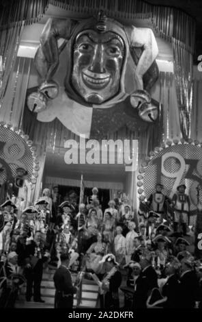 Das Prinzenpaar der Mainzer Fastnacht 1938, Martin Ohaus und Hildegard Kühne, anläßlich des 100. Jubiläums des MCV. Der Prinz und die Prinzessin von Karneval in Mainz, 1938. Stockfoto