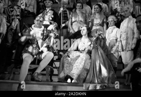 Das Prinzenpaar der Mainzer Fastnacht 1938, Martin Ohaus und Hildegard Kühne, anläßlich des 100. Jubiläums des MCV. Der Prinz und die Prinzessin von Karneval in Mainz, 1938. Stockfoto