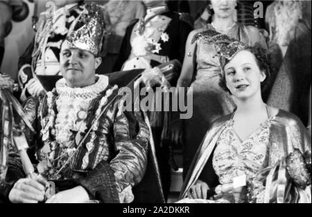 Das Prinzenpaar der Fastnacht in Mainz, Martin Ohaus und Hildegard Kühne im Jahre 1938 zum hundertjährigen Jubiläum des Mainzer Carneval Verein (MCV). Die hoheiten des Karnevals in Mainz 1938, anlässlich des 100. Jahrestages der führenden lokalen Karnevalsverein. Stockfoto