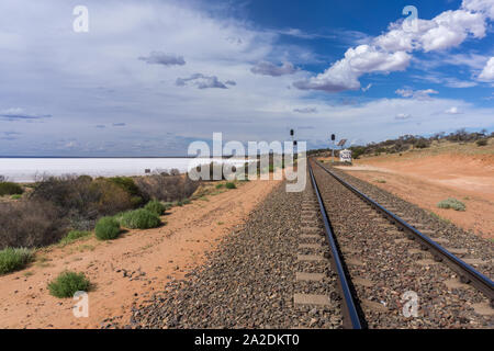 Schienen durch das Outback in Australien Stockfoto