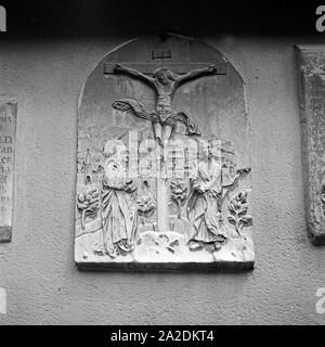 Kreuzigungsszene an der Kirche St. Ulrich in Regensburg, Deutschland 1930er Jahre. Kreuzigungsszene an der Kirche St. Ulrich in Regensburg, Deutschland 1930. Stockfoto