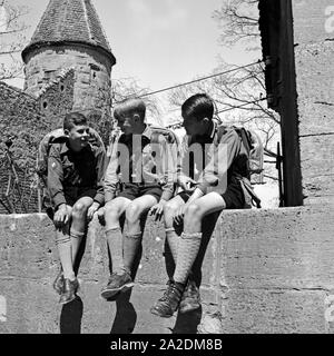 Drei Hitlerjungen rasten in Rothenburg o.d. Tauber, Deutschland 1930er Jahre. Drei Hitler Jugend mit einer Unterbrechung in Rothenburg o.d. Tauber, Deutschland 1930. Stockfoto