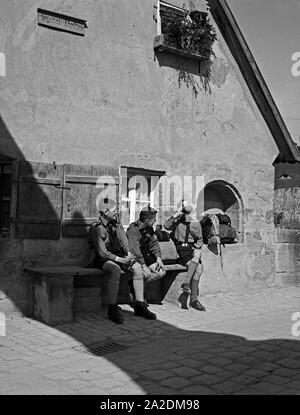 Drei Hitlerjungen rasten in Rothenburg o.d. Tauber, Deutschland 1930er Jahre. Drei Hitler Jugend mit einer Unterbrechung in Rothenburg o.d. Tauber, Deutschland 1930. Stockfoto