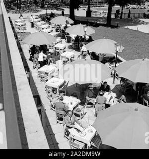 Menschen Artikel in einem Cafe Restaurant in der Außnegastronomie, Deutschland 1930er Jahre. Leute, die sich für eine open Air Cafe Restaurant sitzen, Deutschland 1930. Stockfoto